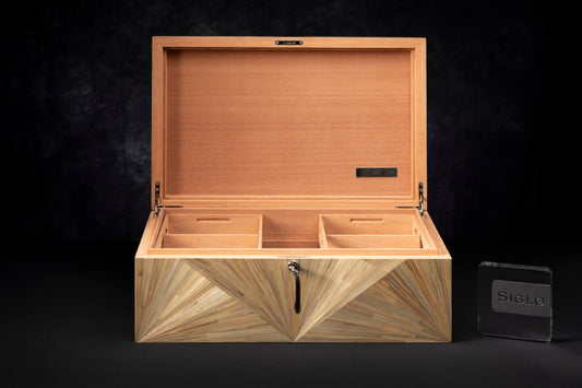 SIGLO × Eric Stocker PRISMA humidor — closed studio view, three-dimensional rye-straw pyramid relief